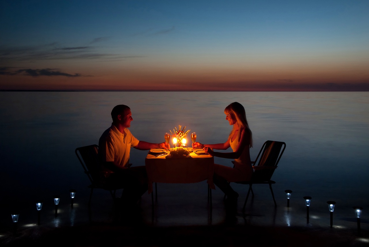 Wie man eine Yacht für einen besonderen Anlass chartert: Geburtstage, Heiratsanträge & Hochzeitsreisen