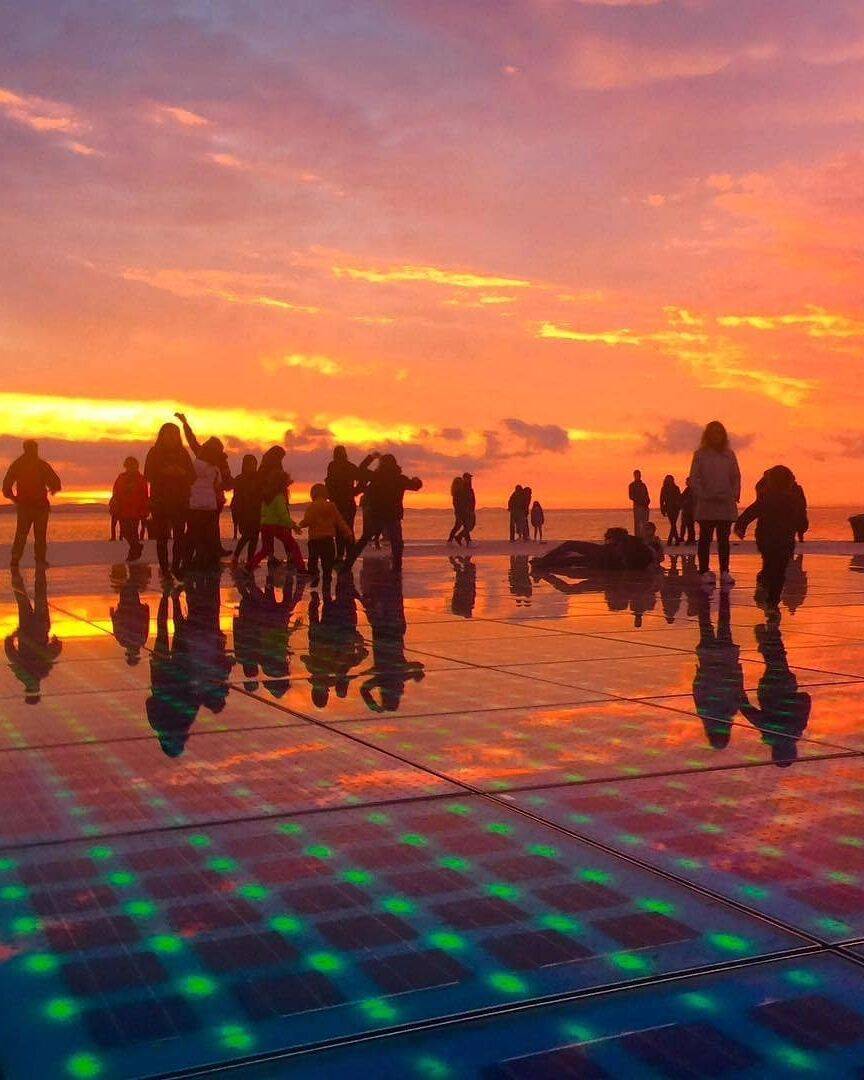 &#128205;The best things to see and do in Zadar 

Zadar, located on Croatia's Dalmatian coast, is a treasure trove of history, culture, and natural beauty.

Here are some of the best things to see and do in Zadar:

1. Stroll along the Sea Organ: Experien