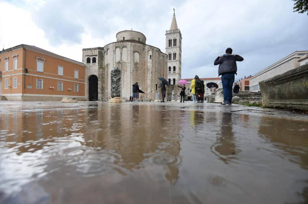 The Jugo, in full force, raises the waves and causes coastal flooding